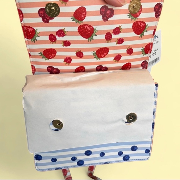 πβ¨ VIRAL Betsey Johnson Berry Striped Crossbody + Blueberry Charm π«β¨ - Picture 4 of 5
